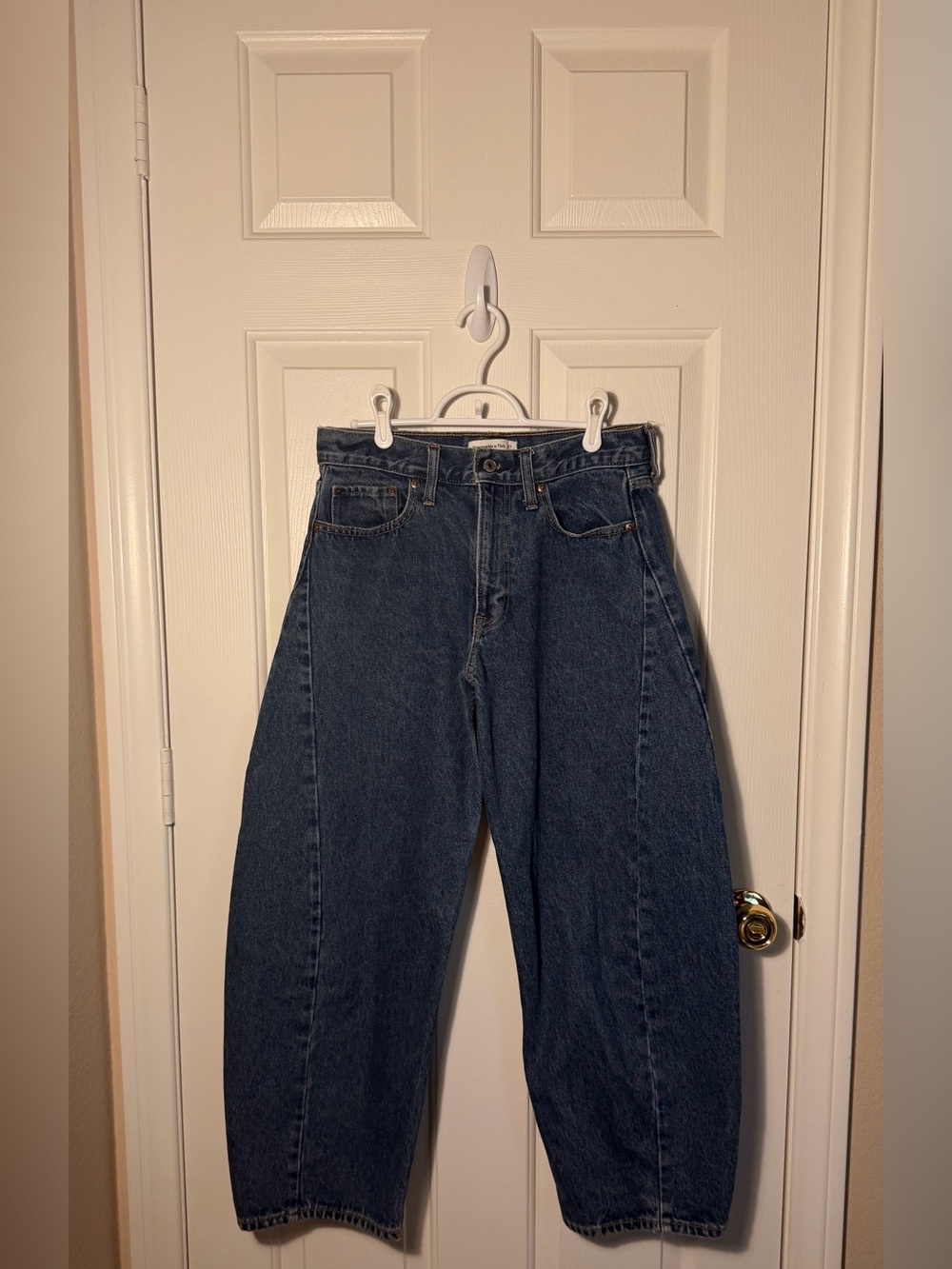 Abercrombie & Fitch Mid-Rise Wide-Leg Women's Jeans in Dark Blue - Picture 2 of 9